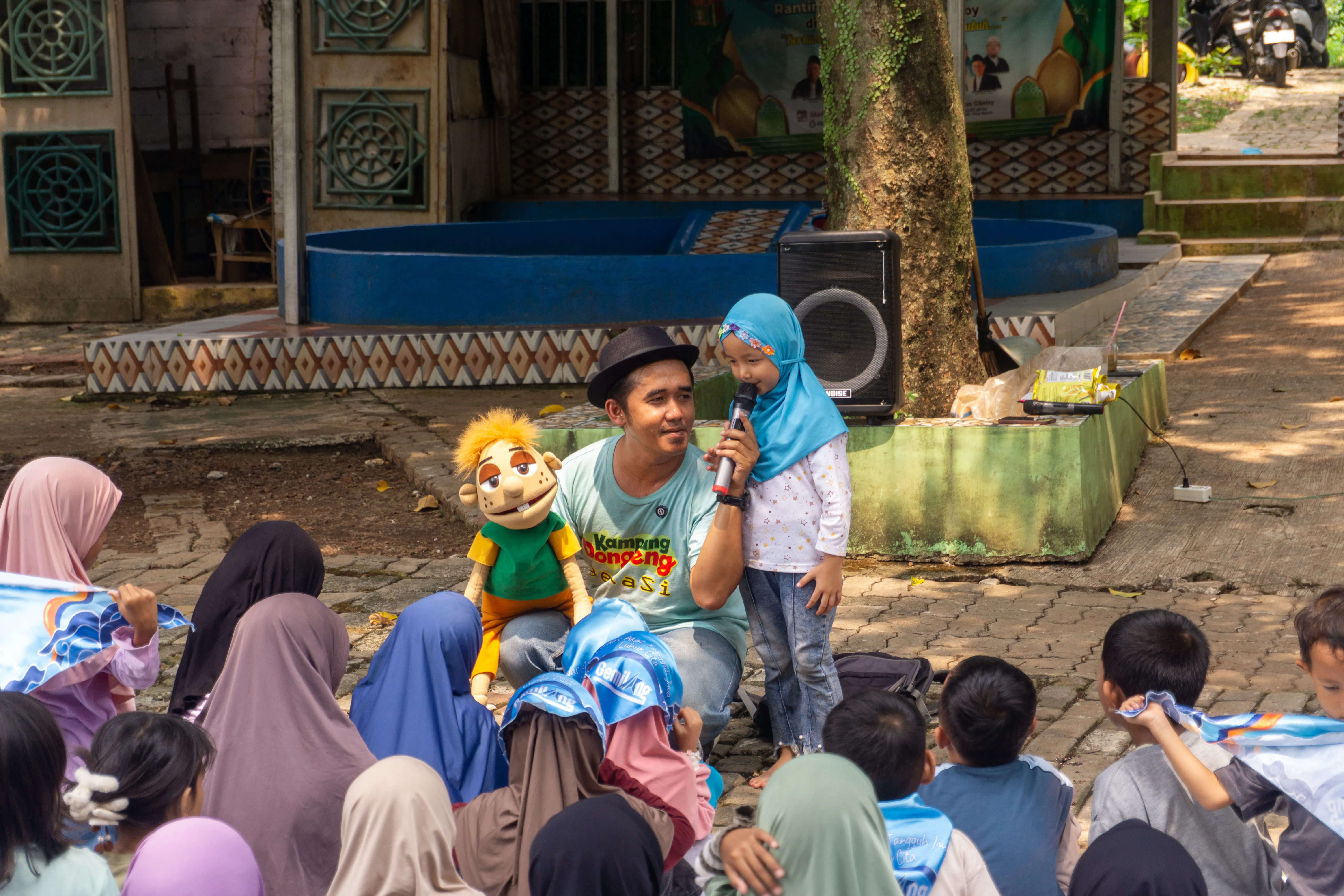 Suasana kegiatan pekanan dengan banyak anak di halaman